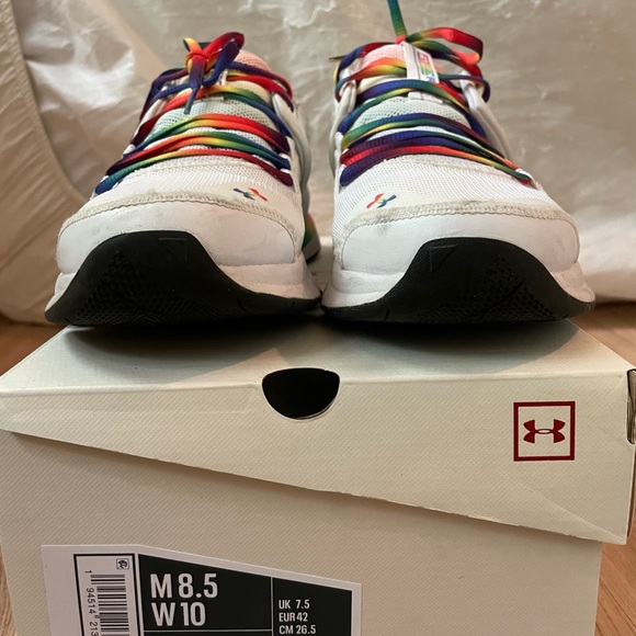 Under armour casual unisex shoes. Along with white shoes lace. - Picture 3 of 4